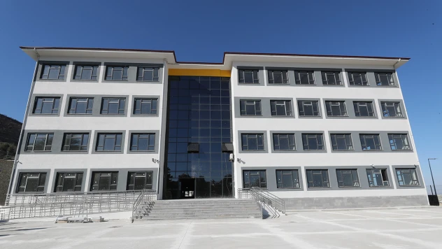 Deprem konutları bölgesinde okul inşaları sürüyor