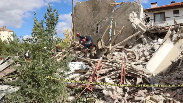 Deprem riski nedeniyle boşaltılan 4 katlı bina çöktü