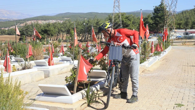 Deprem şehitleri için İzmir'den Kahramanmaraş'a pedal çevirdi