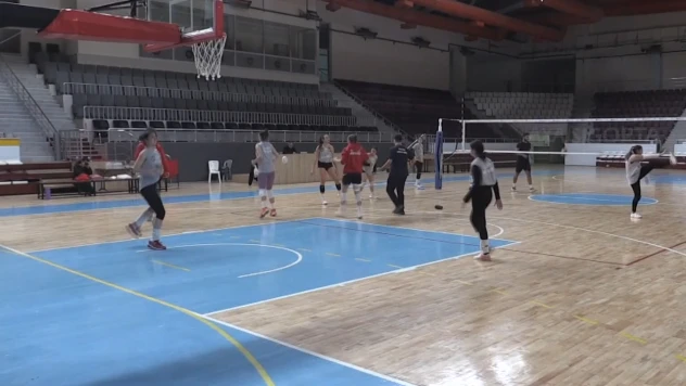 Depremde 8 sporcusunu kaybeden kadın voleybol takımı 2. Lig'de zirveye oynuyor