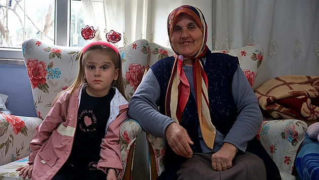 Depremde ailesini kaybeden Nil'e babaannesi sahip çıktı