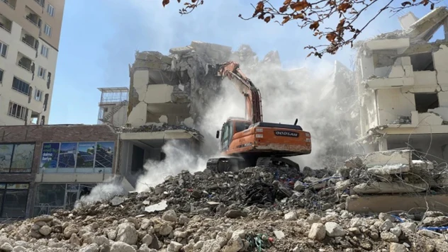 Depremde altınları zimmetine geçirmekle suçlanan sanık hakim karşısında