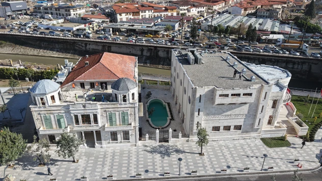 Depremde hasar alan tarihi meclis binası devlet tiyatrolarına sahne olacak