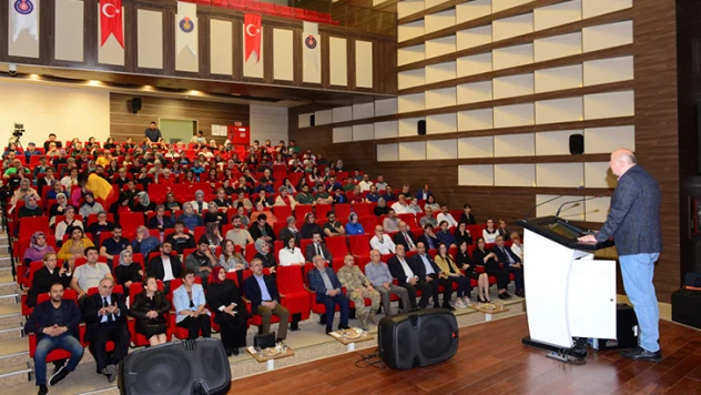 Depremde hayatını kaybeden sağlık çalışanları unutulmadı