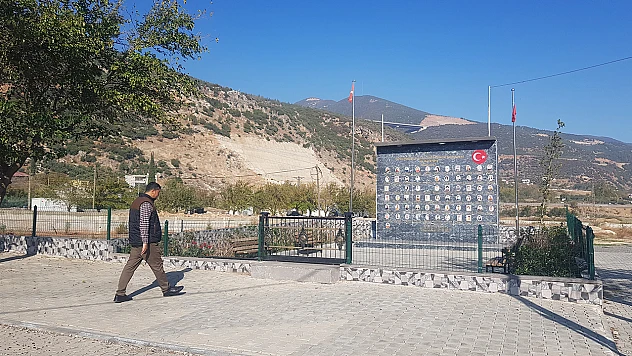 Depremde iki çocuğunu kaybeden muhtar, 66 kişi anısına anıt yaptırdı