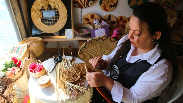Depremde iş yeri yıkılan hasır örme sanatçısının yüzü Kültür ve Sanat Çarşısı'nda güldü