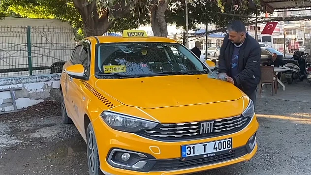 Depremde kaybettiği babasının taksisinde direksiyon sallıyor