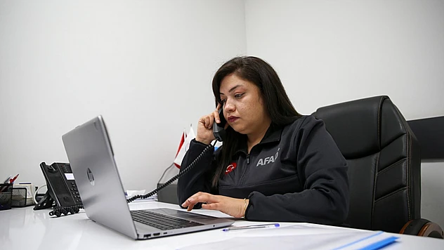 Depremde kaybettiği babasının izinden giden Buse, AFAD personeli oldu