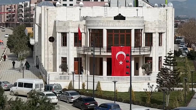 Depremde zarar gören simge yapılar aslına uygun şekilde ayağa kaldırıldı