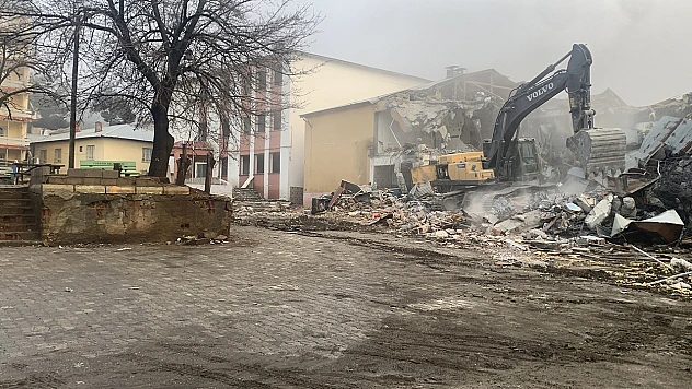 Depreme dayanıksız oldukları belirlenen 3 okulun yıkımına başlandı