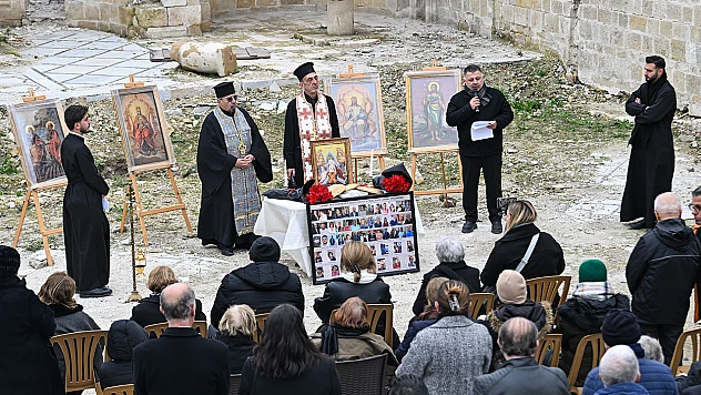 Depremlerde hayatını kaybedenler için yıkılan kilisede ayin yapıldı