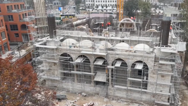 Depremlerle yıkılan cami güçlendirilmiş yapısıyla yeniden yükseliyor