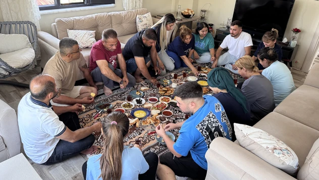 Depremzede aileler, enkazda kendilerine yardım eli uzatan madenciye misafir oldu