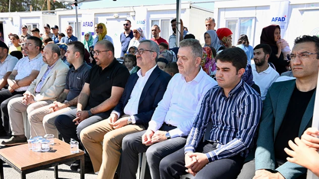 Depremzede çocuklara bisiklet dağıtıldı