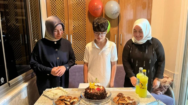 Depremzede Enes'e sürpriz doğum günü