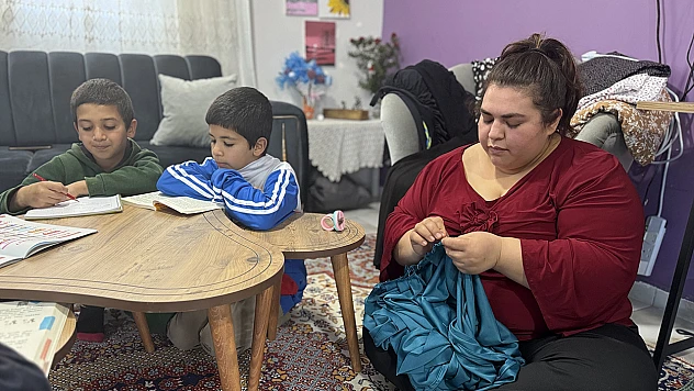 Depremzede kadın, terzilik yaparak engelli babası, oğlu ve 3 kardeşine bakıyor