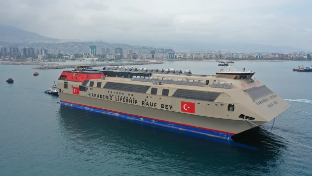 Depremzede öğrencilere okul olan gemi olası afetler için hazır bekletilecek