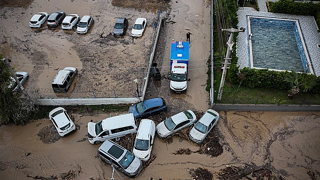 Dereler taştı, köprüler yıkıldı, araçlar su altında kaldı