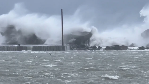 Dev fırtınalar sahil şeridine zarar verdi