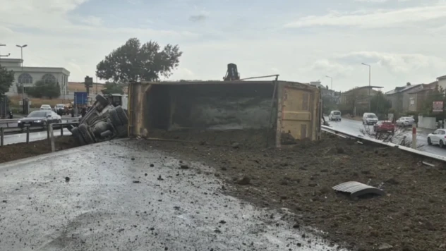 Devrilen kamyon nedeniyle D-100 kara yolu ulaşıma kapandı