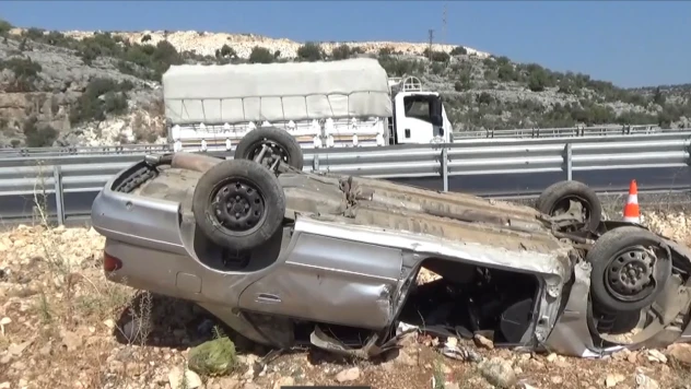 Devrilen otomobildeki 1 kişi öldü, 1 kişi ağır yaralandı