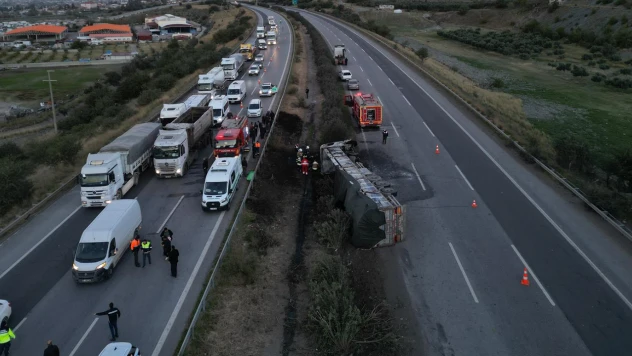 Devrilen tırda çıkan yangında 2 kişi hayatını kaybetti