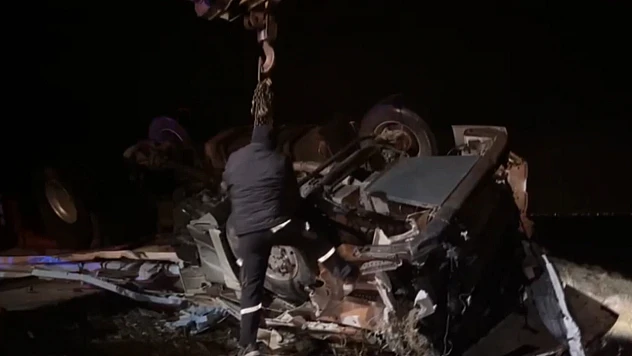 Devrilen tırın sürücüsü feci şekilde can verdi