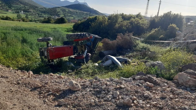 Devrilen traktörün altında kalan çocuk öldü, 4 kişi yaralandı