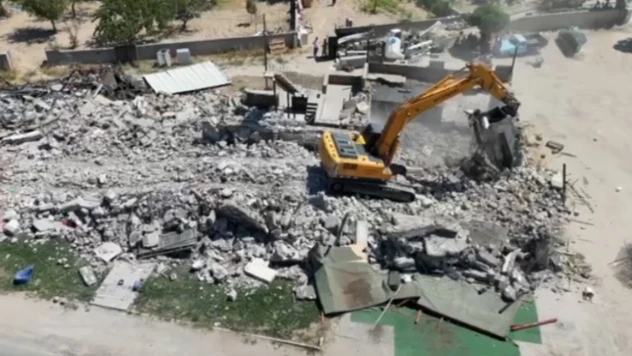 Doğal sit alanı içerisinde bulunan 2 kaçak yapı yıkıldı