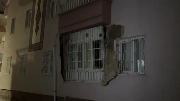 Doğalgaz sıkışması sonucu evde patlama