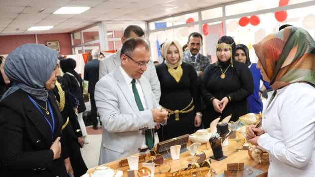 Dulkadiroğlu Halk Eğitimi Merkezi'nde yılsonu coşkusu