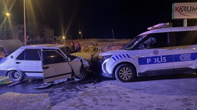 Dur ihtarına uymayan sürücü, 2 polisi yaraladı