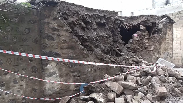 Duvarı çöken metruk ev belediye ekiplerince yıkıldı