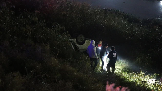 Düzensiz göçmenleri taşıyan otomobilin nehre devrildi