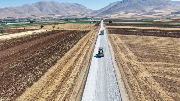 Ekinözü kırsalında grup yolu yenileme çalışması