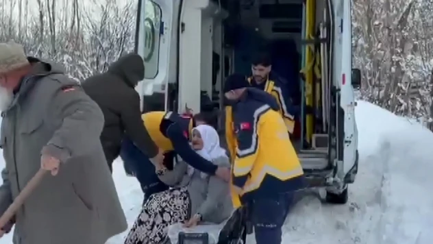 Ekipler kar nedeniyle hastaneye gidemeyenlerin yardımına koştu