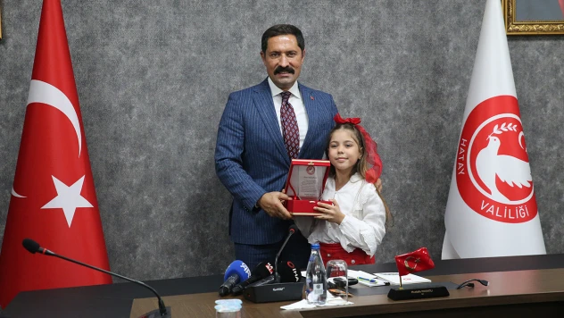 EKNOFEST Mavi Vatan'da birincilik alan 8 yaşındaki Asya'ya plaket