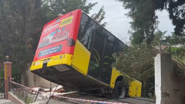 El freni çekilmeyen otobüs istinat duvarını yıkıp asılı kaldı
