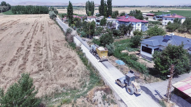 Elbistan'da 4 mahallenin daha ulaşımı Büyükşehir'le iyileştirildi