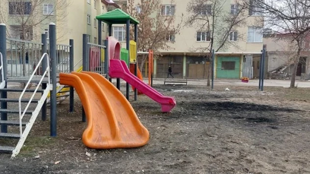Elbistan'da çocuk oyun parklarını tahrip ettiler
