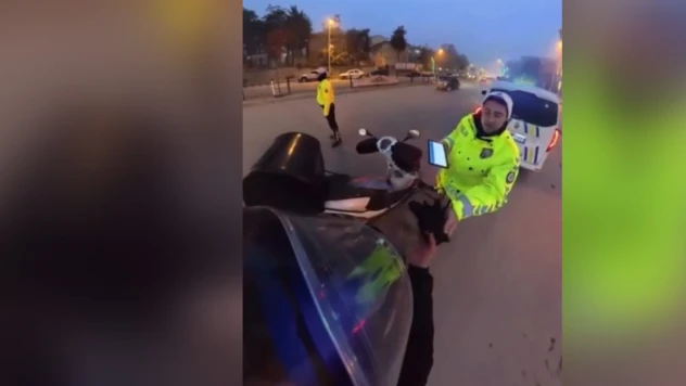 Elleri üşüyen kuryeye polis memurundan eldiven