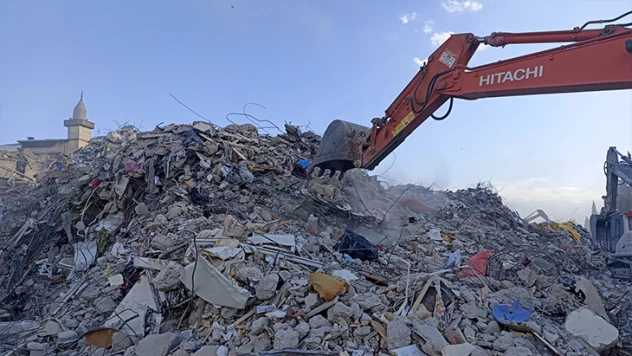 Enkaz kaldırma çalışmaları sürüyor