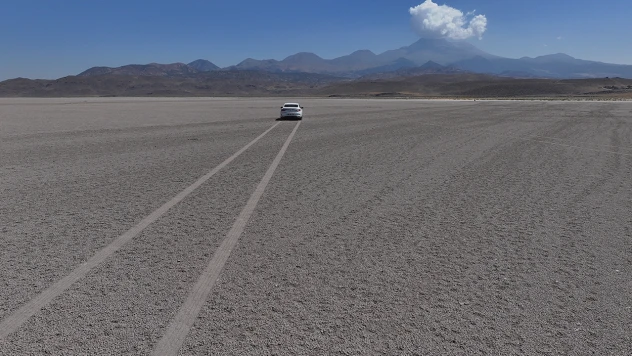 Erciyes'in eteğindeki kuruyan göl çöle döndü