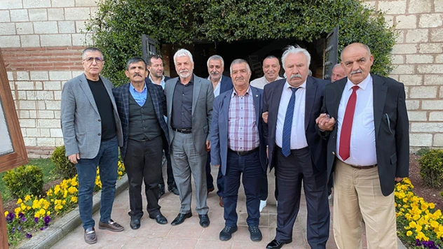 Erdem Karakoç: Üç hilalli bayrak, boynu bükük kalmasın