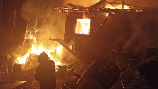 Evde çıkan yangın okul lojmanına sıçradı