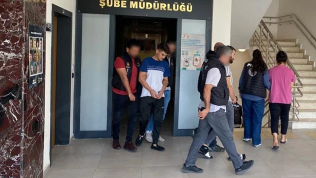 Eve çağrılan şahsı dolandıran 1'i kadın 3 kişi tutuklandı