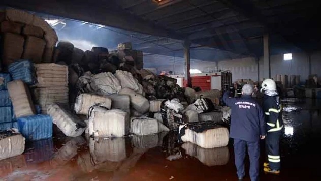 Fabrika deposunda çıkan yangın büyük hasara neden oldu