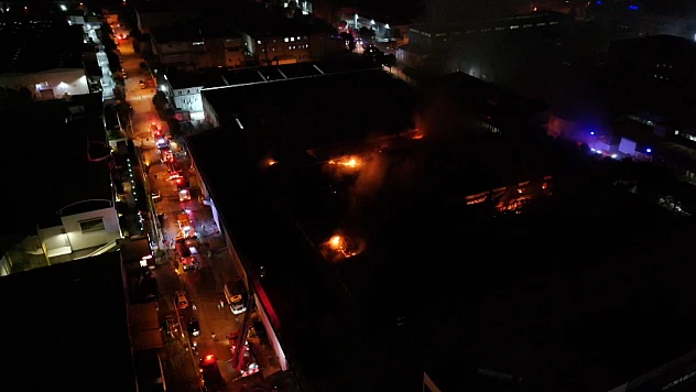 Fabrikada çıkan yangın 4 saat sonra kontrol altına alındı