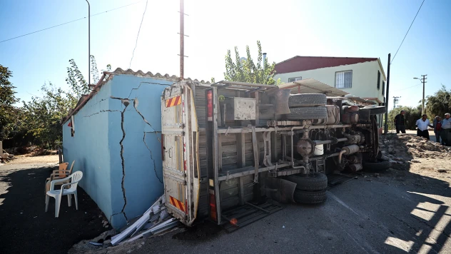 Facia kıl payı atlatıldı, kamyon duvarı yıktı, ev sarsıldı