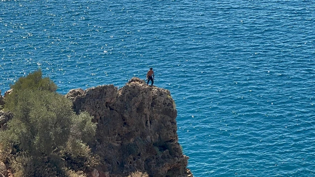 Falezlerden denize atlayan gençler zor ikna edildi